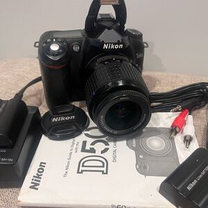 Nikon D50 digital Camera video w/Manual, Charger, A/V Cable, SD Card/Reader